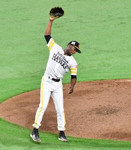 ソフトバンク対日本ハム　7回表日本ハム2死、際どい判定でマルティネスに四球を与えたモイネロは悔しそうにグラブをたたきつける(撮影･岩下翔太)