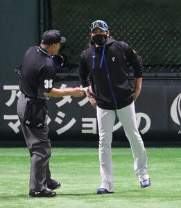 ソフトバンク対日本ハム　審判に選手交代を告げる新庄監督(撮影･梅根麻紀)