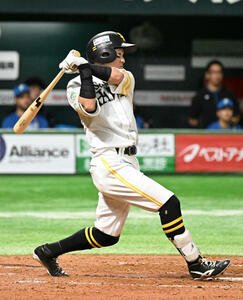 ソフトバンク対日本ハム　5回裏ソフトバンク2死一塁、牧原大は中前安打を放つ(撮影･林敢治)