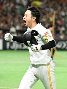 ソフトバンク対日本ハム　5回裏終了後、勝ち越し適時打を放った川瀬は雄たけびをあげる(撮影･林敢治)