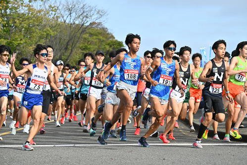 力走する選手たち(2025年10月18日撮影)