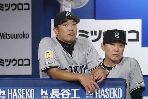 厳しい表情の巨人阿部監督(左)(2025年10月12日撮影)