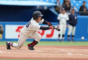 国学院大が延長タイブレークで駒大に先勝　鳥山監督｢しびれる場面…｣横田のスクイズで勝ち越し