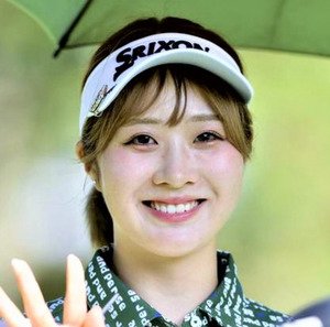 ｢将来は美人姉妹ゴルファー｣都玲華、おそろい白カチューシャつけて妹とディズニー満喫ショット