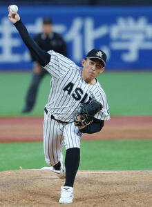 青学大対亜大　先発し力投する亜大･斎藤(撮影･増田悦実)