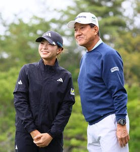 プロアマ大会で一緒にラウンドする原辰徳氏(右)と記念撮影する渋野(撮影･上山淳一)