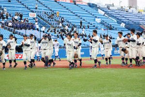 駒大対国学院大　勝利し笑顔で引き上げる国学院大ナイン(撮影･増田悦実)