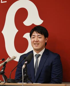 会見する巨人岡本(撮影･野上伸悟)