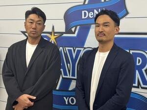 編成会議後に囲み取材に応じるDeNA相川新監督(左)と長谷川編成部長(撮影･小早川宗一郎)