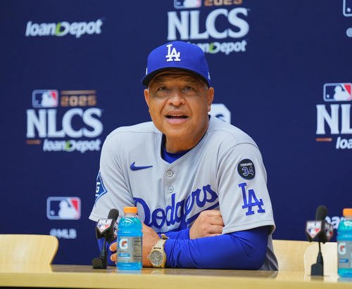 ナ･リーグ優勝決定シリーズ第2戦を勝利し、会見で記者の質問に答えるドジャース･ロバーツ監督(撮影･菅敏)