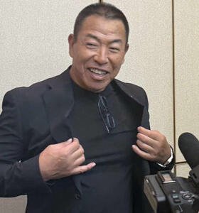 ドラフト前日会議を終え報道陣に対応する中日井上監督