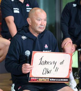 試合に向けて意気込みを書いたボードを見せるエディー･ヘッドコーチ(撮影･鈴木正人)