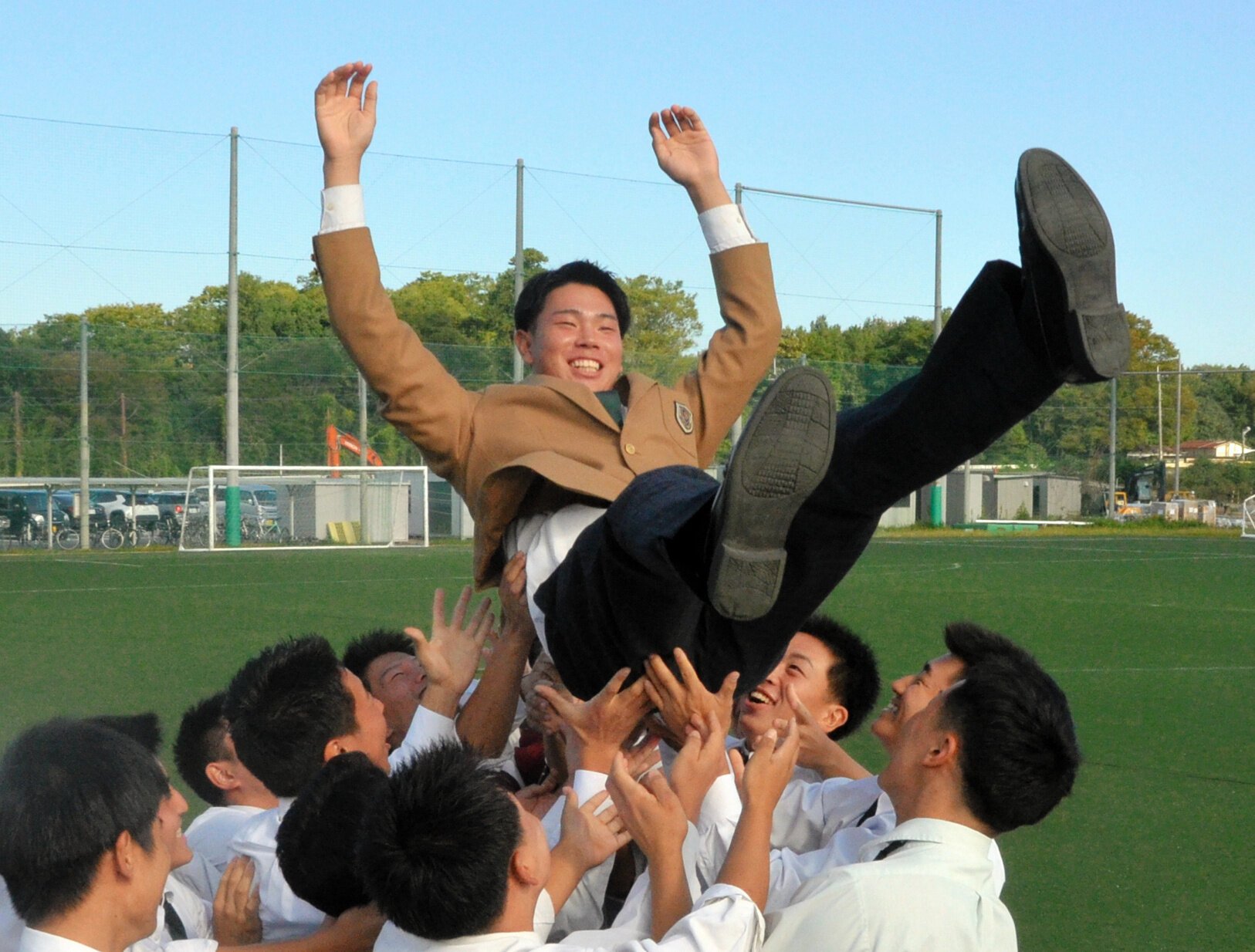 チームメートに胴上げされる滋賀学園の長崎蓮汰投手=2025年10月24日午前9時25分、滋賀県東近江市の同校、仲程雄平撮影