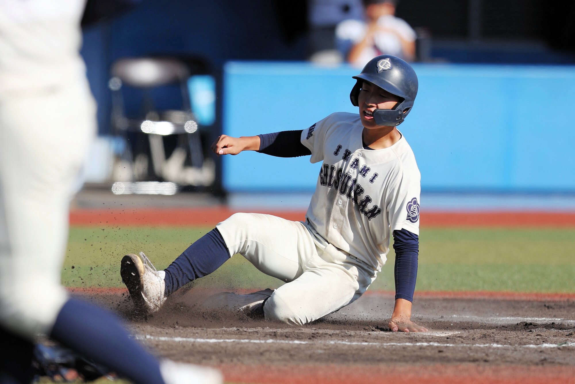 玉島商―石見智翠館　四回裏石見智翠館、9番若菜の適時打で住田に続き中村も生還、5点目=2025年10月24日午後2時45分、ユーピーアールスタジアム、山田一仁さん撮影