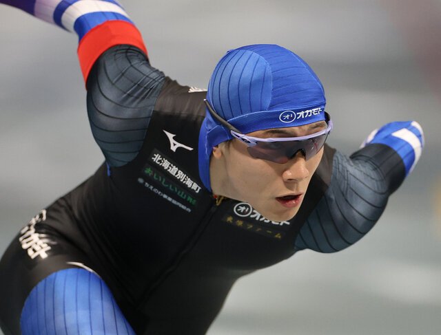 男子500メートルで優勝した森重航の滑り＝竹花徹朗撮影