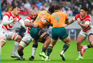 前半、タックルするリーチ(左から2人目)。左端はガンター、右端は李＝関田航撮影