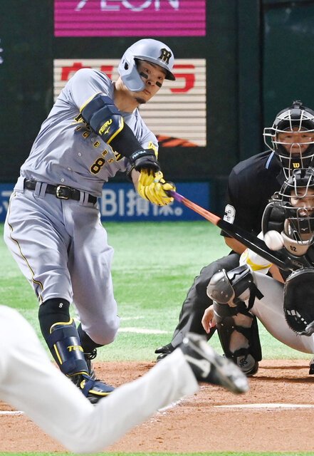 六回表阪神1死三塁、佐藤輝は勝ち越しの適時二塁打を放つ＝日吉健吾撮影