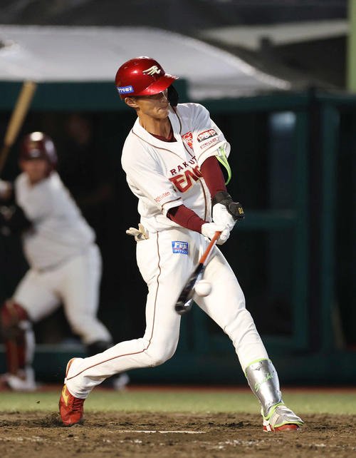 2025年10月3日、西武戦で適時打を放つ楽天吉野創士