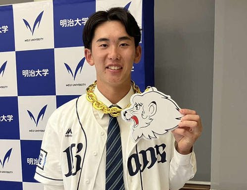 西武名物｢クソデカネックレス｣をかけるドラフト会議当日の明大･小島河(撮影･北村健龍)