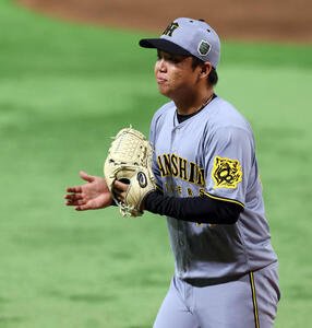 ソフトバンク対阪神　2回裏ソフトバンク2死、牧原を三塁ゴロに仕留め拍手する村上(撮影･浅見桂子)