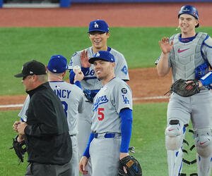 ブルージェイズ対ドジャース　完投勝利を飾り、マンシー(手前左)からウイニングボールを受け取る山本(撮影･菅敏)