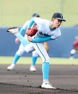 花咲徳栄対山梨学院　力投する山梨学院先発の桧垣(撮影･鈴木正人)