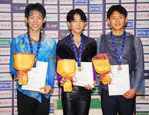 ジュニア男子フリーの表彰式で写真に納まる1位の西野(中央)、2位の蛯原(左)、3位の周藤(撮影･垰建太)