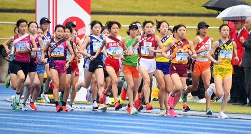 競技場内を走る1区の選手たち(撮影･山田愛斗)