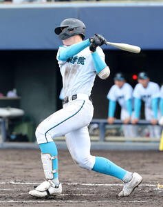 花咲徳栄対山梨学院　7回裏山梨学院1死満塁、菰田は中越え適時二塁打を放つ(撮影･鈴木正人)