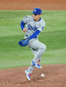 ブルージェイズ対ドジャース　6回裏ブルージェイズ無死、ゲレロの打球に反応する山本(撮影･菅敏)