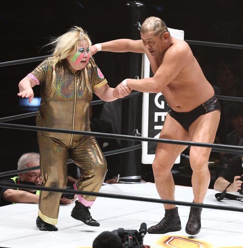 鈴木(右)にロープに振られるメガトン(撮影･中島郁夫)