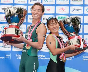 日本トライアスロン選手権で優勝し喜ぶ男子の三井住友海上･安松(左)と女子の日本福祉大、まるいち･林(撮影･野上伸悟)