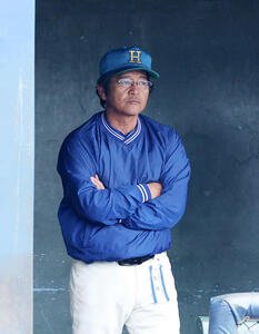 花咲徳栄対山梨学院　戦況を見つめる花咲徳栄･岩井監督(撮影･鈴木正人)
