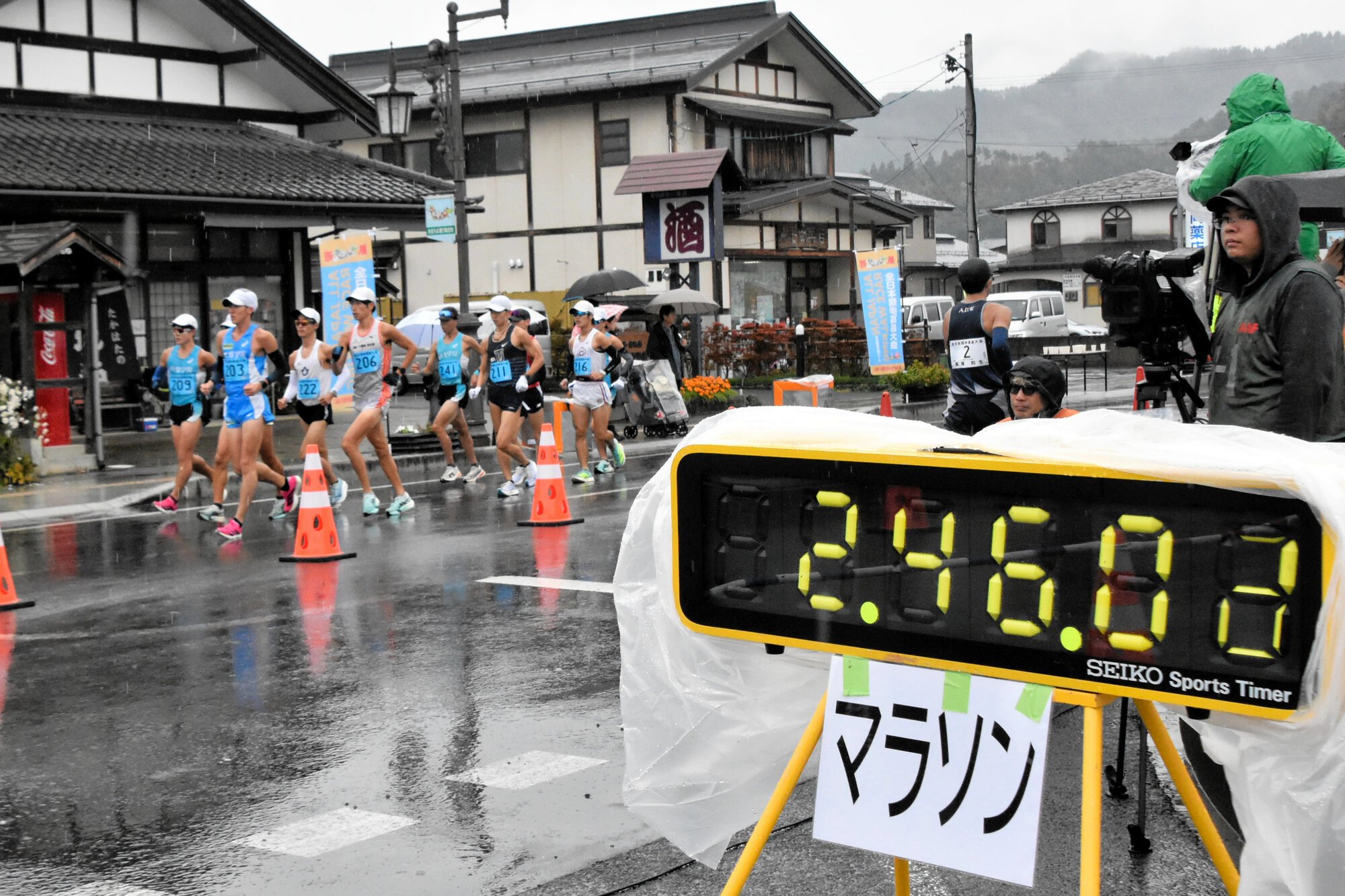 国内で初開催されたマラソン競歩=2025年10月26日、山形県高畠町、加藤秀彬撮影