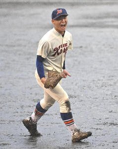 神戸国際対橿原学院　ノーヒットノーランを達成した神戸国際の宮田(撮影･石井愛子)