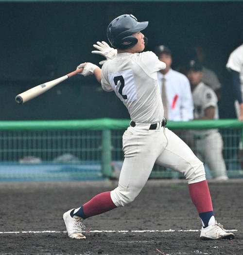 天理対大阪桐蔭　3回裏大阪桐蔭2死三塁　藤田大翔は左越え本塁打を放つ(撮影･石井愛子)