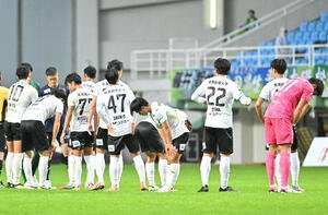 福岡対湘南　福岡に敗れ来季J2降格が確定した湘南(撮影･林敢治)