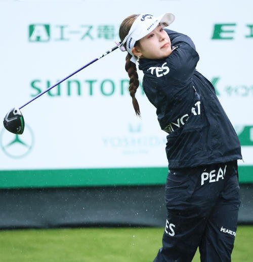 10番、ティーショットを放つ吉田(撮影･上山淳一)