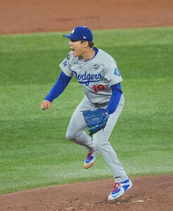ブルージェイズ対ドジャース　1回裏ブルージェイズ2死一、三塁、バーショを三振に仕留め、雄たけびを上げる山本(撮影･菅敏)