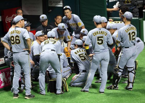 ソフトバンク対阪神　試合前円陣で、声だしする阪神森下(左から2人目)(撮影･浅見桂子)