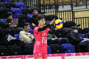 サーブを打つアルテミス北海道の長尾