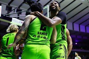 劇的逆転勝利を喜ぶレバンガ北海道のジョーンズとラモス