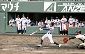 関西―崇徳　八回表関西1死無塁、堀が中前打を放つ=2025年10月26日午後0時44分、山口マツダ西京、上山崎雅泰撮影