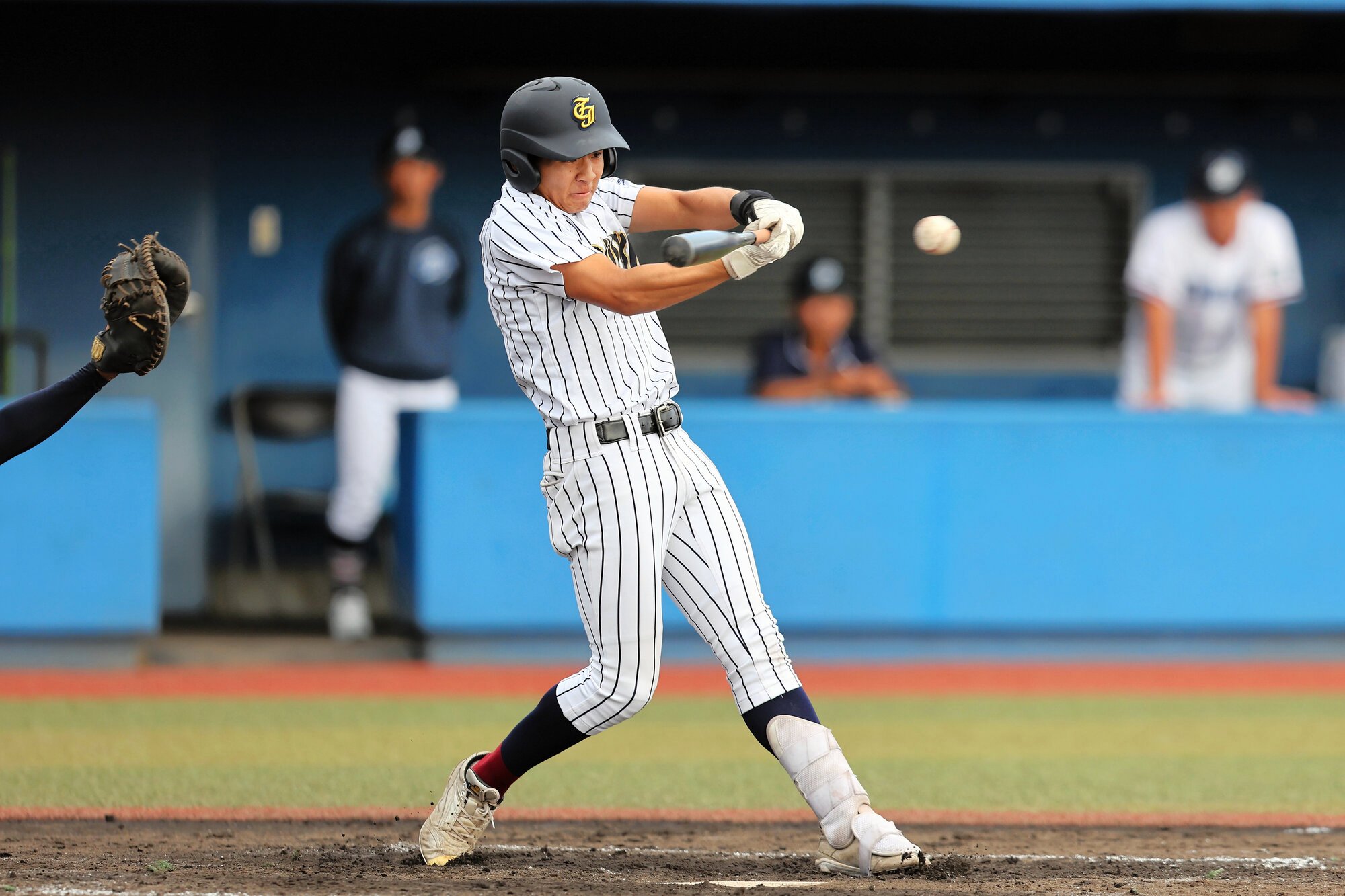 鳥取城北―高川学園　四回表鳥取城北、2番谷がしぶとく右前に安打。この日チーム2本目=2025年10月26日午後2時51分、ユーピーアールスタジアム、山田一仁さん撮影