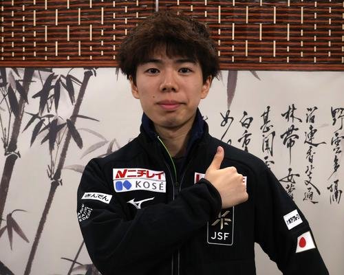 中国杯の一夜明け取材で写真に納まる佐藤(撮影･勝部晃多)