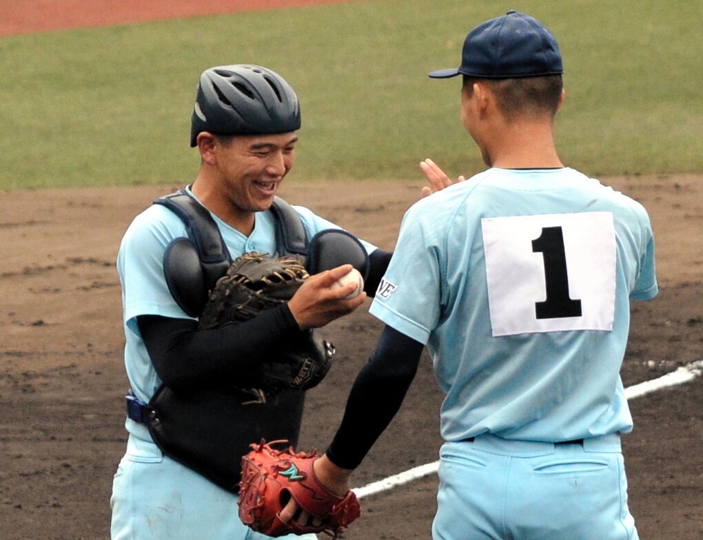 上田健介投手(右)にボールを手渡す杉本将吾主将=2025年10月26日午前9時39分、さとやくスタジアム、仲程雄平撮影