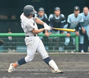 滋賀学園対近江　9回裏滋賀学園1死満塁　中野壮真は左適時打を放つ(撮影･石井愛子)