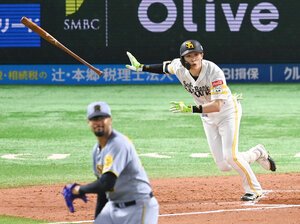 二回裏ソフトバンク2死二塁、周東佑京は適時三塁打を放つ。手前は阪神先発のデュプランティエ=日吉健吾撮影