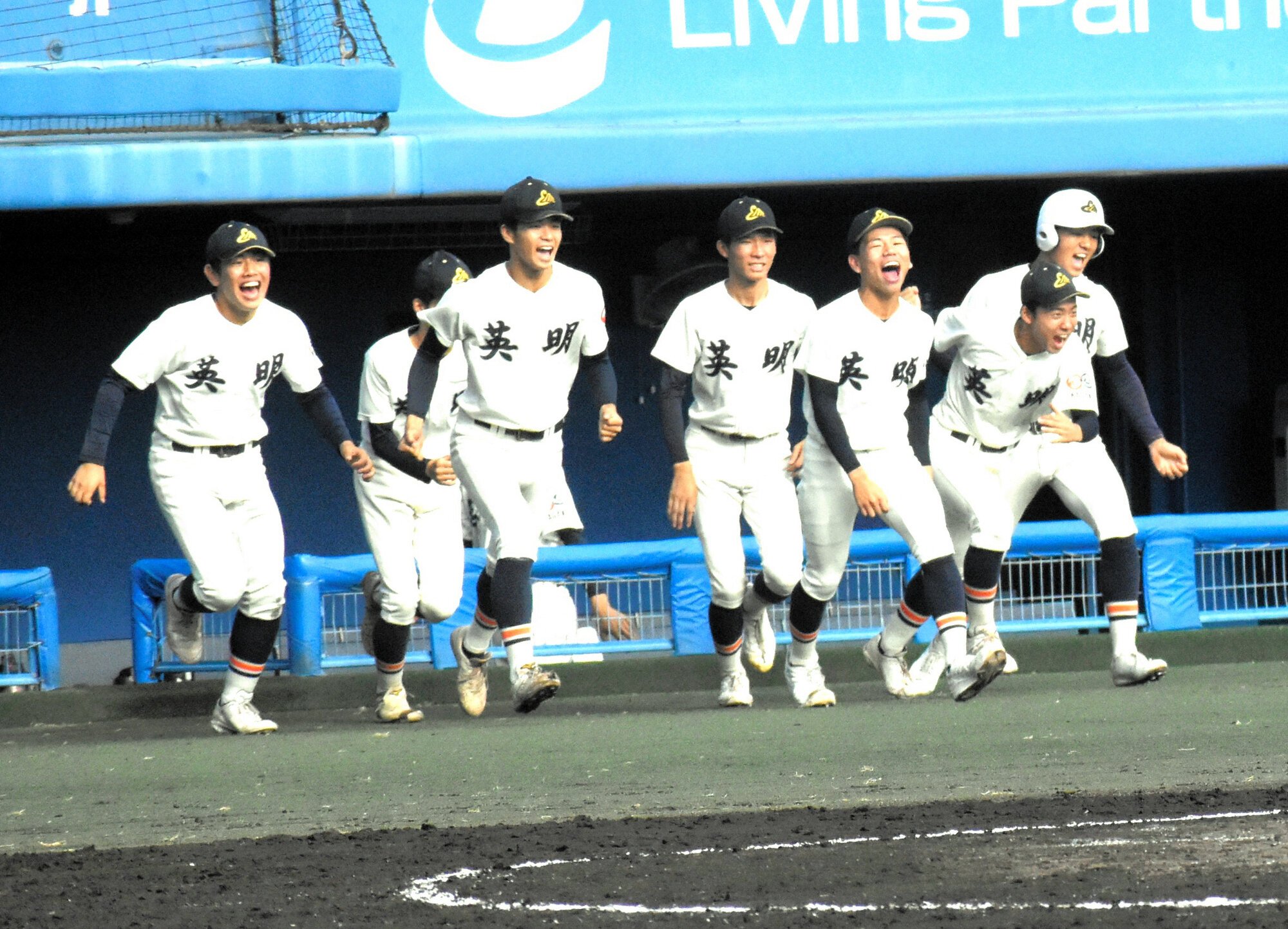 英明―阿南光　優勝を決め、ベンチから飛び出す英明の選手たち=2025年10月26日午後3時12分、坊っちゃん、水田道雄撮影