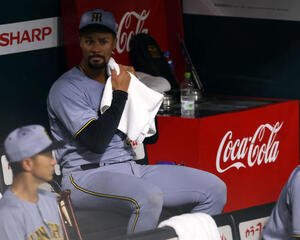 ソフトバンク対阪神　2回裏ソフトバンク2死二塁の場面で降板となったデュプランティエは汗をぬぐう(撮影･浅見桂子)